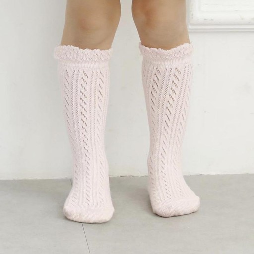 Gestrickte Mädchensocken mit Rüschen