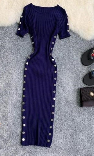 Gestricktes Kleid mit kurzen Ärmeln