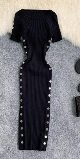 Gestricktes Kleid mit kurzen Ärmeln