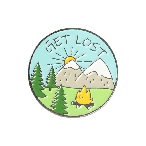 Get Lost feliratú brož kitűző hegyek, erdő, tábortűz, nap, fém, színes kiegészítő hátizsákhoz, ruházathoz, túrázáshoz, kempingezéshez, szabadidős tevékenységekhez