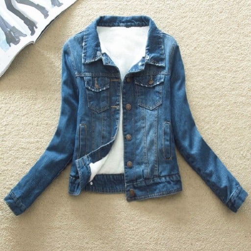 Giacca di jeans corta da donna con pelliccia Colletto camicia Tasche sul petto con pattina e tasche laterali Chiusura con bottoni Cotone