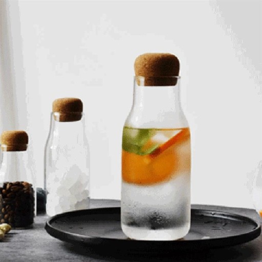 Glazen fles met houten dop