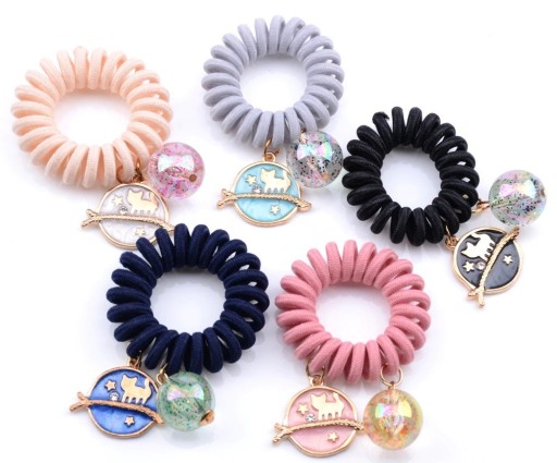 Gomma per capelli a spirale con ciondoli