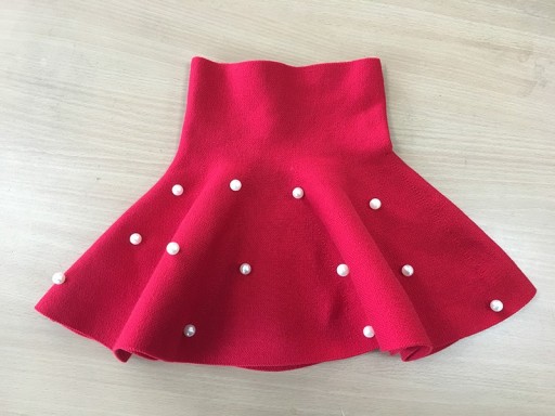 Gonna da ragazza con vita alta e perle