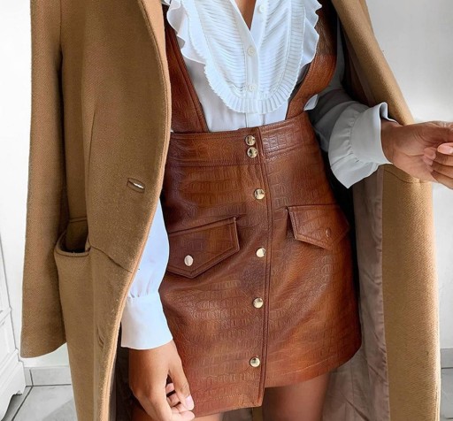 Gonna mini in pelle sintetica con bretelle