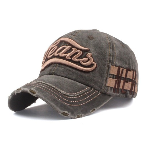 Gorra con inscripción T83