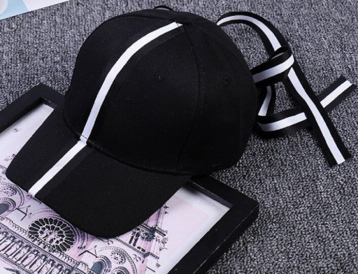 Gorra feminina com fita preto e branco