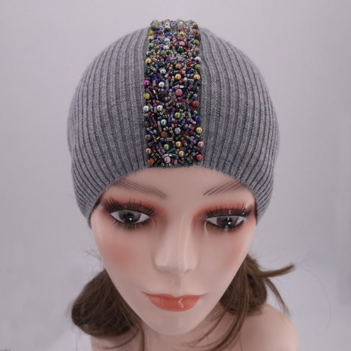 Gorro beanie feminino com contas