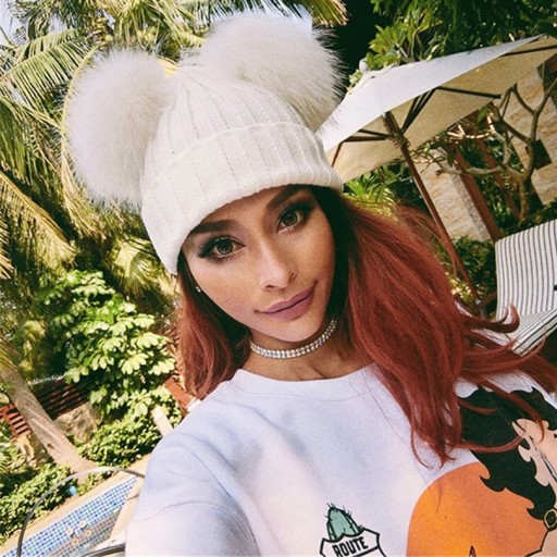 Gorro de Inverno Feminino com Pompons