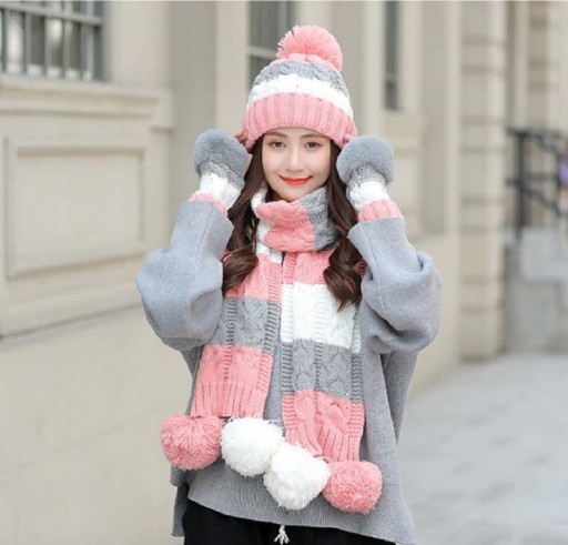 Gorro de invierno para mujer con bufanda y guantes.