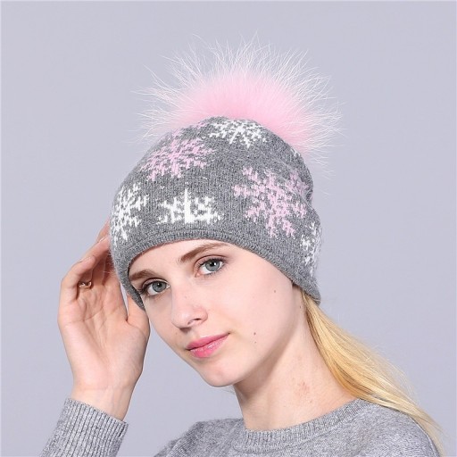 Gorro de invierno para mujer con copos de nieve.