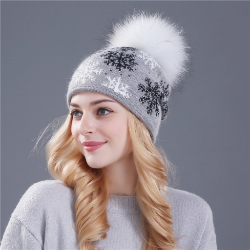 Gorro de invierno para mujer con copos de nieve.