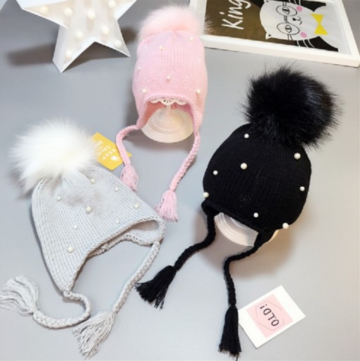 Gorro infantil com pompom e pérolas