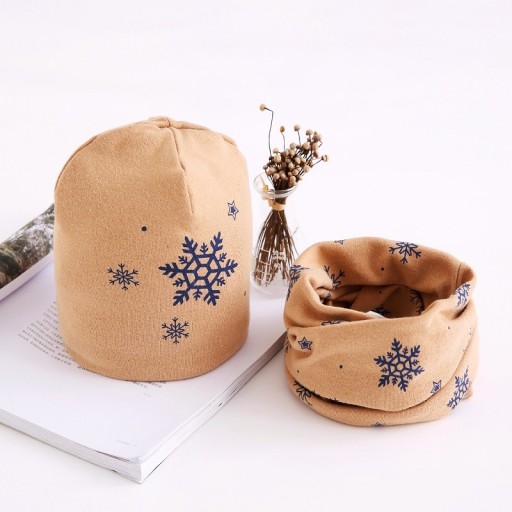 Gorro y bufanda infantil con copos de nieve
