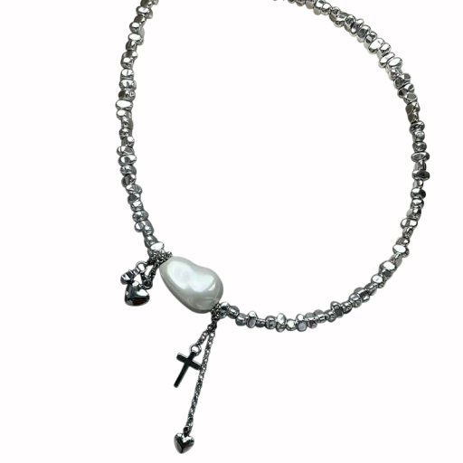 Grå pärlhalsband med oregelbundna pärlor, stor pärlemorskimrande droppe, kors, hjärta och liten amulett