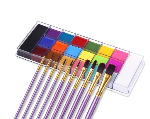 Gran paleta de pinturas faciales con pinceles.
