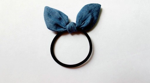 Gumiça para o cabelo com decoração em denim