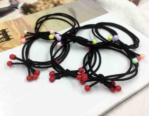 Gumiça preta para cabelo com contas