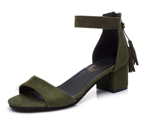 Γυναικεία σανδάλια διακοσμημένα με φούντες