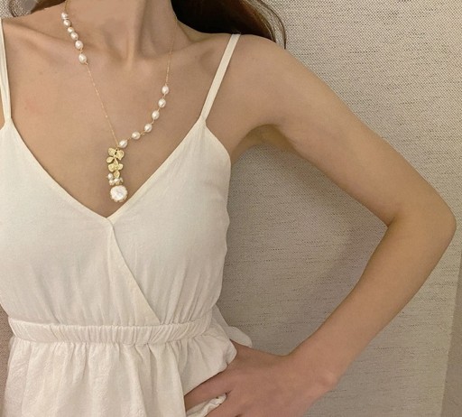 Γυναικείο κολιέ με πέρλες και λουλούδια