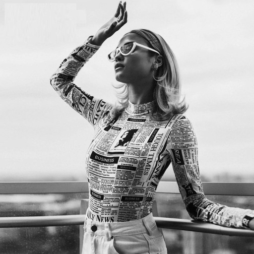 Γυναικείο σώμα με μοτίβο εφημερίδας