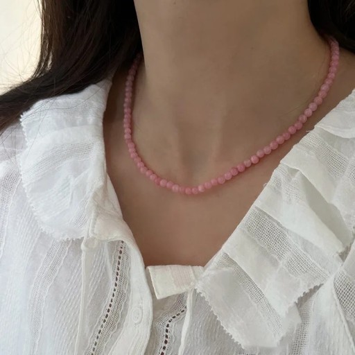 Halsband av små pärlor 4 mm, fin regelbunden struktur, minimalistisk elegant smycke med diskret utseende