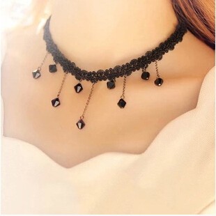 Halsband – verziert mit schwarzen Steinen
