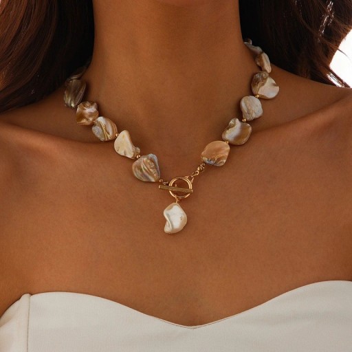 Halskette mit Perlmutt-Elementen und Anhänger, asymmetrisches Design, Dekor in goldfarbener Nuance, Damenhalskette