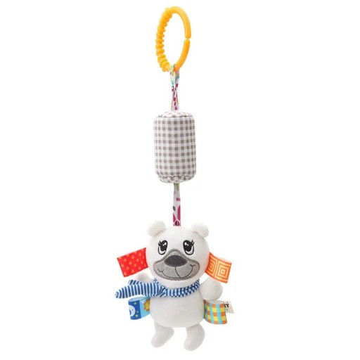 Hängendes Plüschspielzeug für Babys. Teddybär mit bunten Etiketten und Befestigung an einem Kinderwagen oder Kinderbett für die sensorische