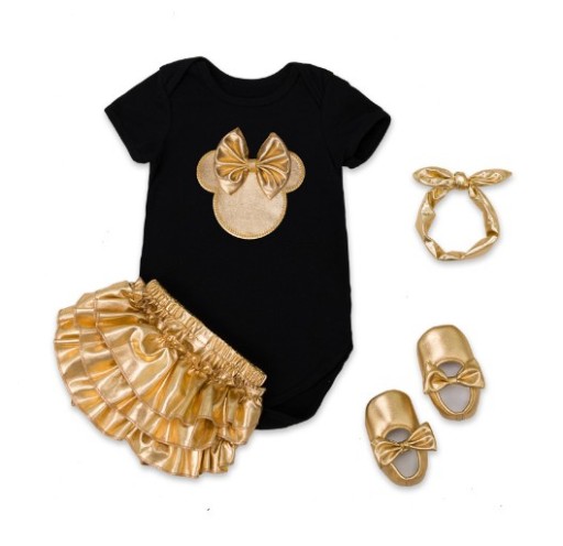 Hermoso conjunto de niña: body, short, bufanda, zapatos.