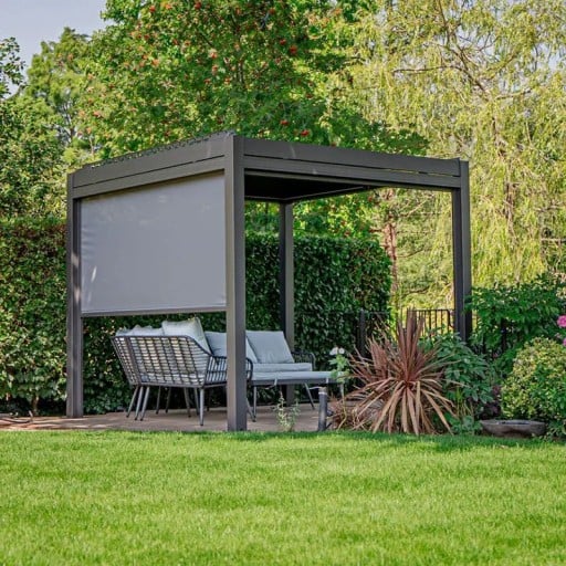 Hliníková bioklimatická pergola s automatickou žaluziovou střechou a LED motorizovanými roletami rozměr 3 x 3 m antracitová na terasu
