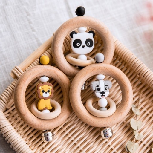 Hochets en bois avec un animal