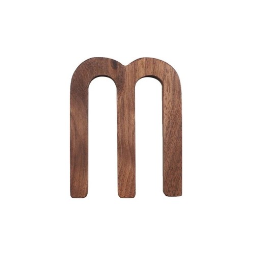 Houten letter M decoratief 7,8 cm natuurlijk hout bruin bredere uitvoering letter voor het aanduiden van deuren, muren en interieur