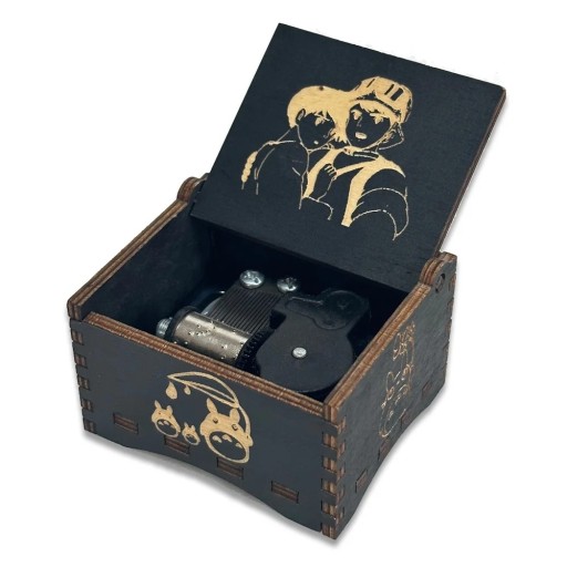 Houten muziekdoos anime motief van een paar personages handmatig opwindbaar 6,4 × 5,2 × 4,2 cm multiplex zwart gravure decoratie