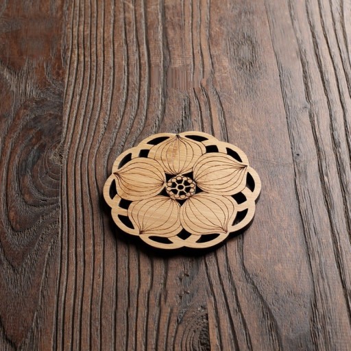 Houten onderzetter met bloemenpatroon