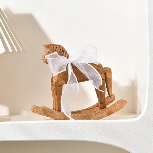 Houten schommelpaard met stoffen strik 19 × 15 cm natuurlijke bruine en witte decoratie voor op de plank in het interieur of de kinderkamer