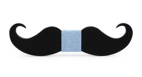 Houten vlinderdas in de vorm van een snor J647