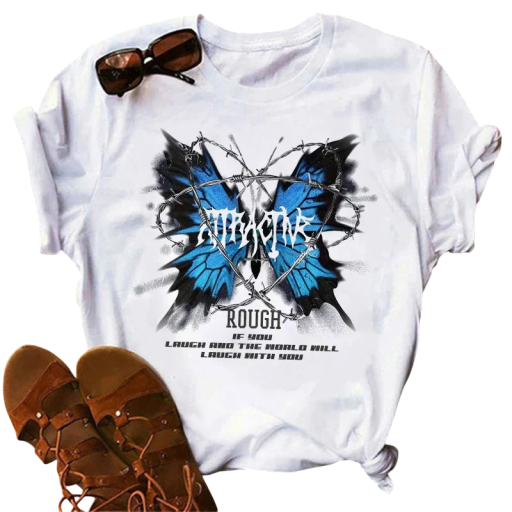Hvid dame-t-shirt med blå sommerfuglepigtråd og ROUGH-skrift. Kortærmet streetwear-t-shirt. Karakteristisk alternativ stil.