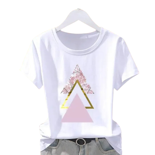 Hvid dame-T-shirt med geometrisk print af trekanter i pink og guld. Moderne T-shirt med korte ærmer og rund halsudskæring.