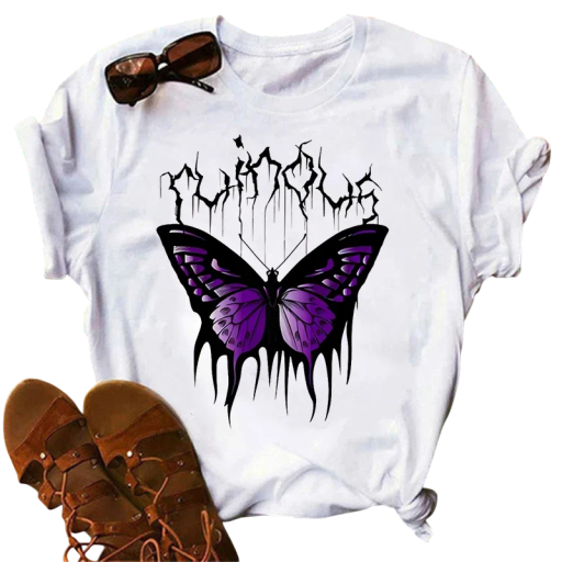 Hvid dame-t-shirt med lilla sommerfugl og mørk gotisk indskrift. Kortærmet t-shirt i streetwear-stil med fedt print.