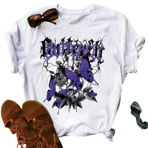 Hvid dame-T-shirt med lilla sommerfugle, blomster og sommerfugle-inskription. Kortærmet T-shirt i streetwear-stil med gotisk design og print.