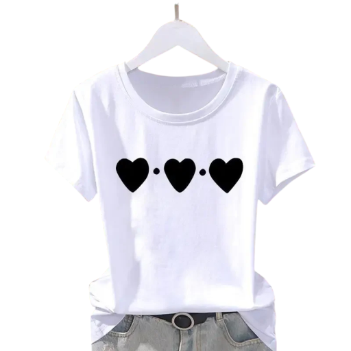 Hvid dame-T-shirt med print af tre sorte hjerter Minimalistisk T-shirt med korte ærmer og rund halsudskæring Stilfuldt fritidsoutfit