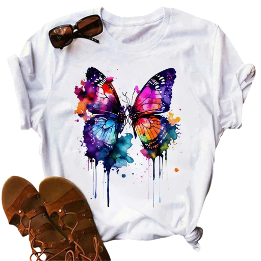 Hvid dame-T-shirt med sommerfugleprint i akvarelstil. Farverig T-shirt med korte ærmer og rund hals. Kunstnerisk design til fritiden.
