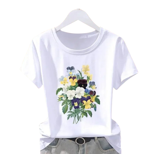 Hvid dame-T-shirt med stedmoderblomsterprint. Farverig T-shirt med korte ærmer og rund halsudskæring. Romantisk stil til fritiden.