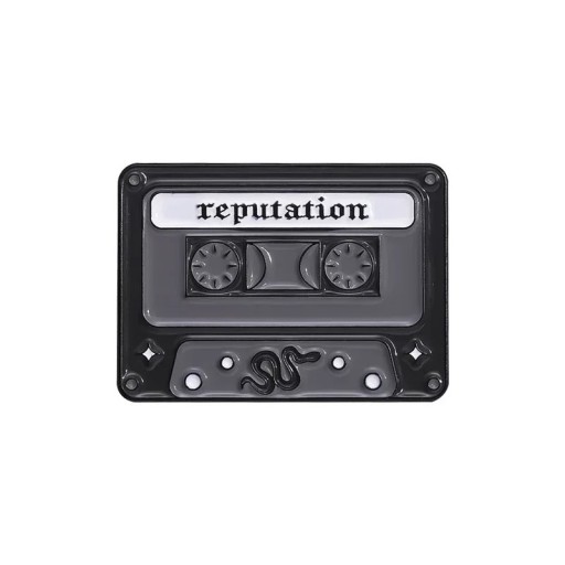 Insignă emailată casetă muzicală reputation cca 2,8 × 2 cm broșă metalică negru-gri retro insignă pentru rever, rucsac, geantă, îmbrăcăminte