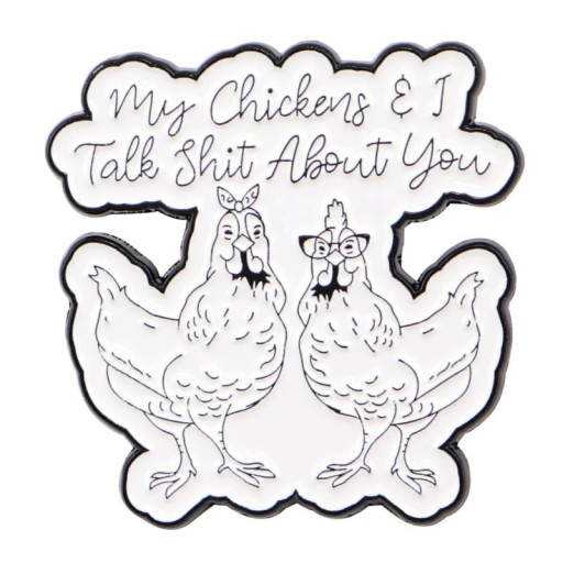 Insigna emailată citat My Chickens & I Talk Shit About You cca 3,1 x 3,1 cm broșă metalică pin desenat alb-negru pentru rucsac