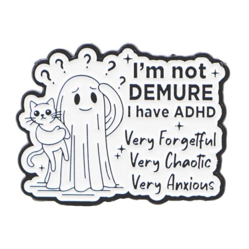 Insigna smaltată citat I'm not demure ADHD cca 3,2 x 2,4 cm broșă metalică motiv desenat alb-negru accesoriu pentru rucsac rever