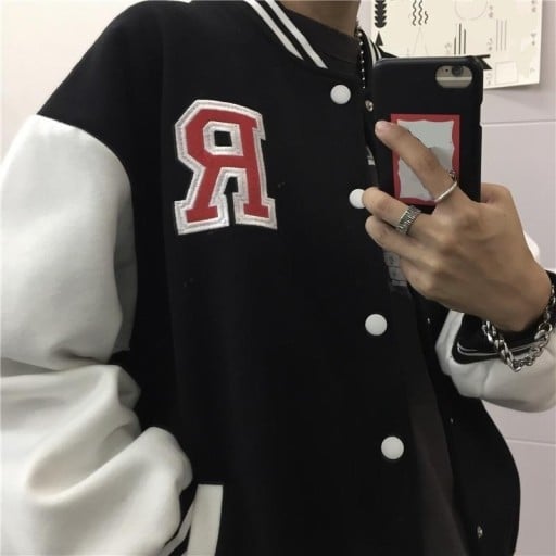Jachetă de baseball pentru femei în stil college cu mâneci contrastante albe, aplicație mare cu literă, margini ribbate cu dungi