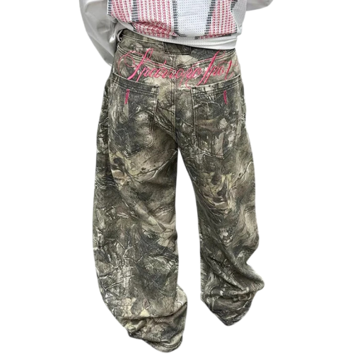 Jeans para mulher verdes largos com estampado camuflado e bordado rosa na parte de trás, complementados com bolsos traseiros e passantes para cinto