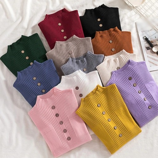 Jersey de cuello alto para mujer con botones y bolsillos.
